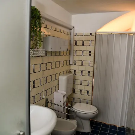 Ca La Perla-parcheggio Gratuito,wi-fi,terrazzino E Aria Condizionata Apartment *